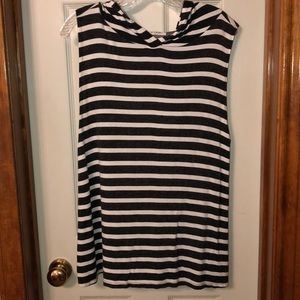 Hoodie top with v neck, sleeveless with wide arms.